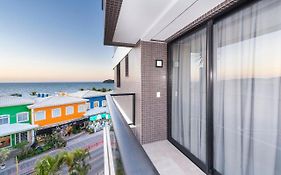 AION suítes 202 - Compacto e luxuoso Loft - Rooftop com piscina e academia - À poucos passos da praia